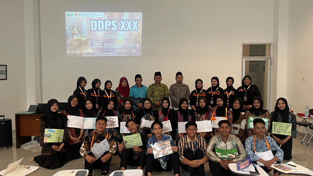 "Foto bersama peserta dan pemateri Diklat Dasar Paduan Suara (DDPS XXX) di ruang kelas kampus dengan latar belakang layar proyektor."