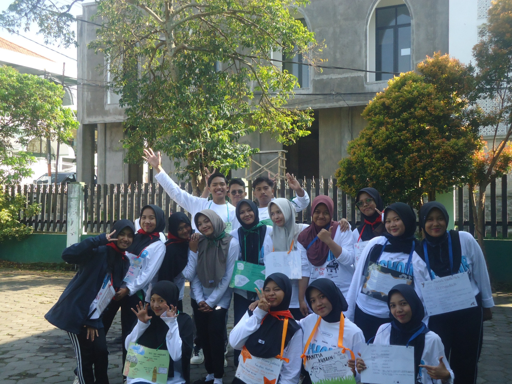 "Sekelompok peserta Diklat Dasar Paduan Suara berpose ceria dan kompak di area outdoor pelatihan luar kampus."