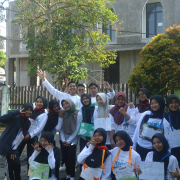 "Sekelompok peserta Diklat Dasar Paduan Suara berpose ceria dan kompak di area outdoor pelatihan luar kampus."