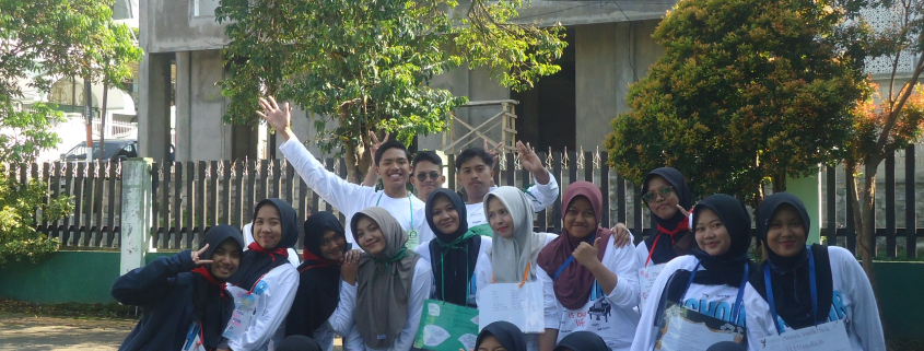 "Sekelompok peserta Diklat Dasar Paduan Suara berpose ceria dan kompak di area outdoor pelatihan luar kampus."