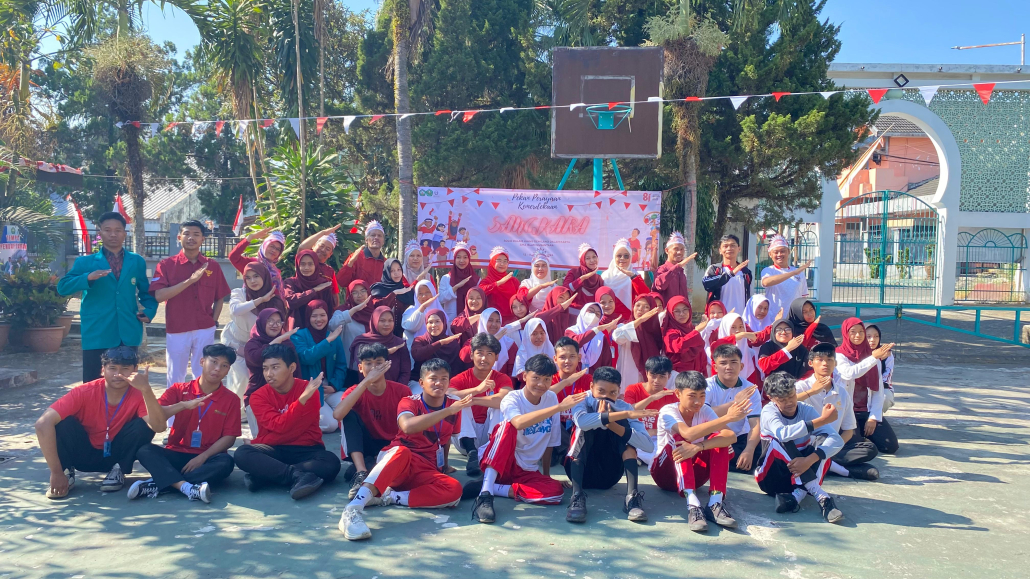 Foto bersama siswa dan Mahasiswa PPLK FAI UNISMA berpose kompak di lapangan basket SMA Islam Nusantara.