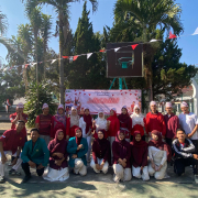 Foto bersama Mahasiswa PPLK FAI UNISMA dan jajaran guru di depan spanduk perayaan HUT RI SMA Islam Nusantara.