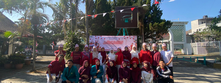 Foto bersama Mahasiswa PPLK FAI UNISMA dan jajaran guru di depan spanduk perayaan HUT RI SMA Islam Nusantara.