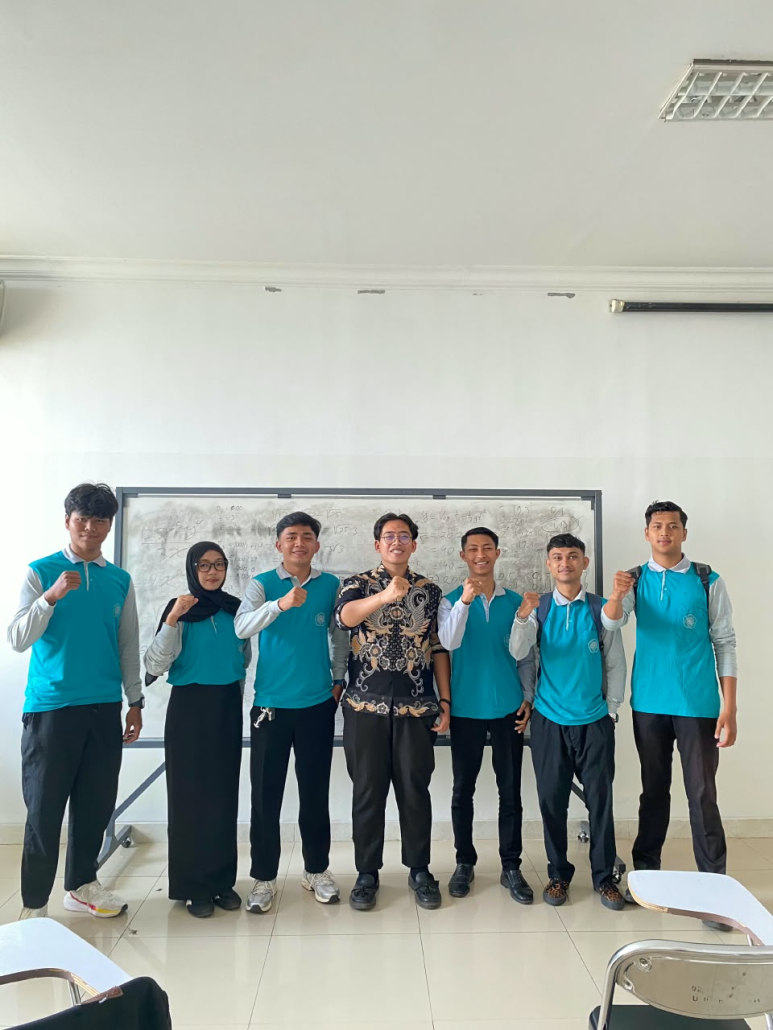 Fasilitator dan mahasiswa baru mengepalkan tangan di dada bersama UKM Cinta Tanah Air pada Master Maba UNISMA 2026 Keindonesiaan dan Keilmiahan.