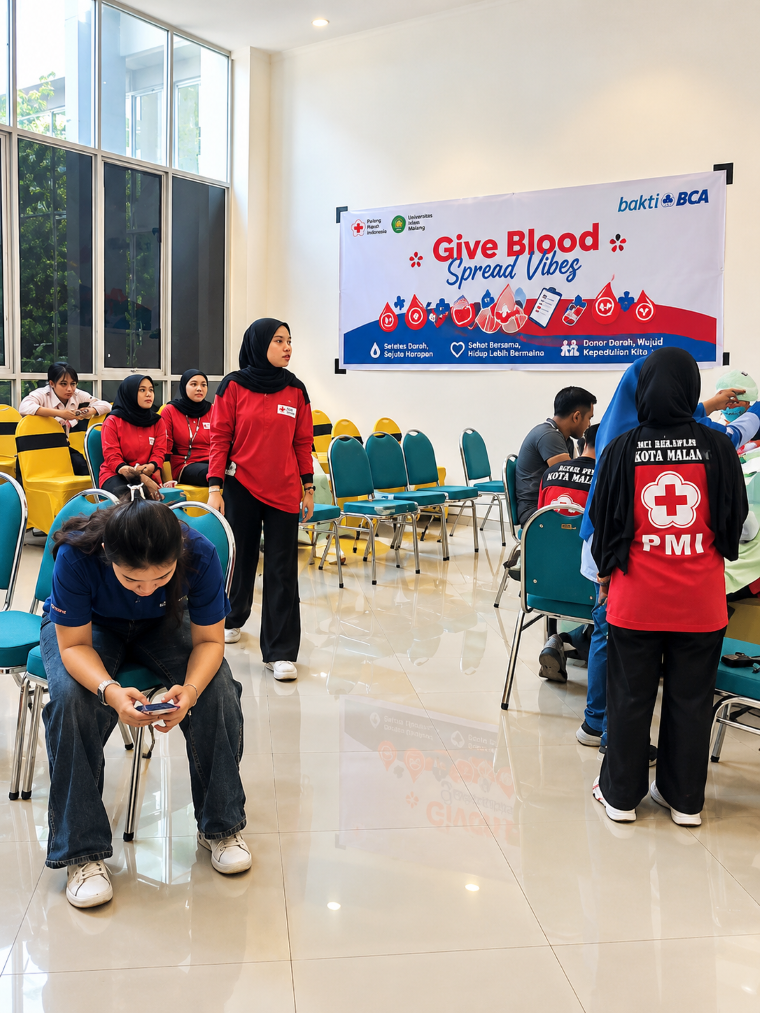 Relawan UKM KSR-PMI UNISMA dan PMI Kota Malang mendampingi peserta di ruang tunggu Donor Darah UNISMA dan Bakti BCA.