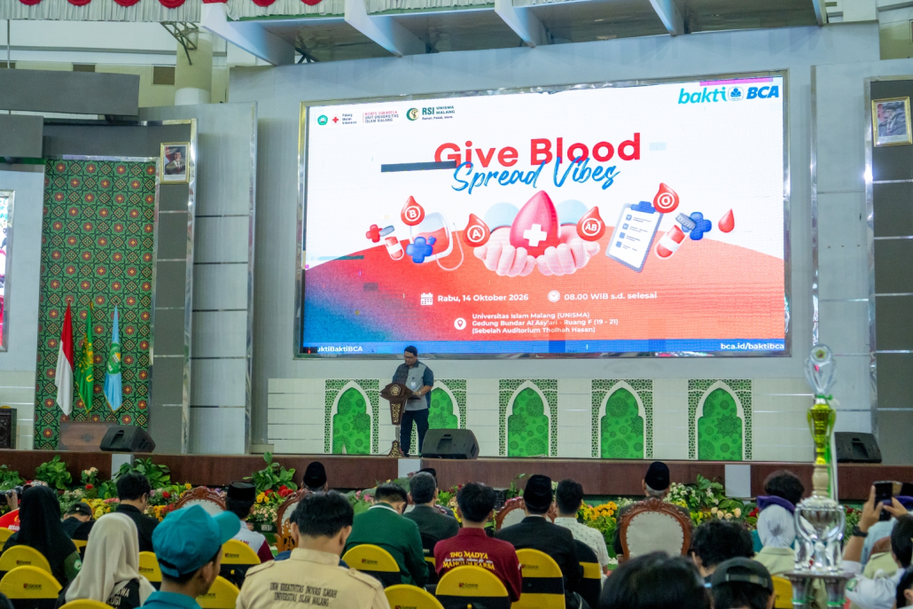 Kepala Operasional BCA Cabang Malang Welly Pambudi Wibowo memberikan sambutan terkait Donor Darah UNISMA dan Bakti BCA di Gedung Bundar.
