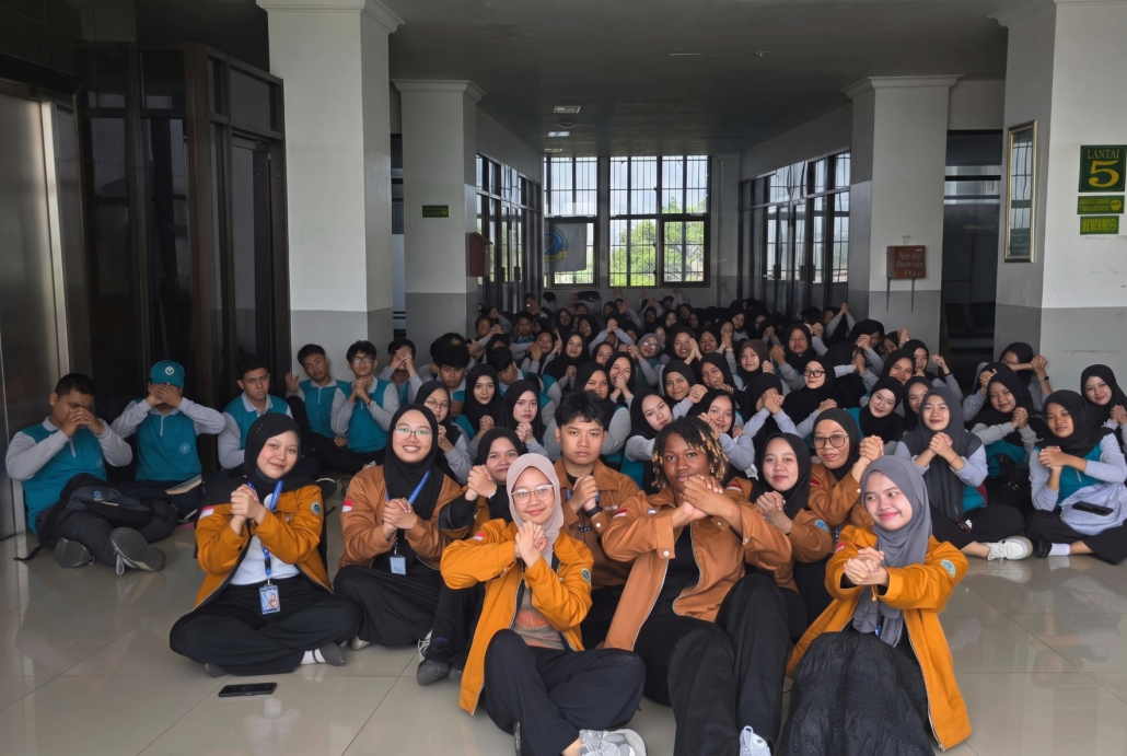 Puluhan mahasiswa baru dan mahasiswa asing berfoto bersama pengurus UKM GLC pada Master Maba UNISMA 2026 Keindonesiaan dan Keilmiahan.