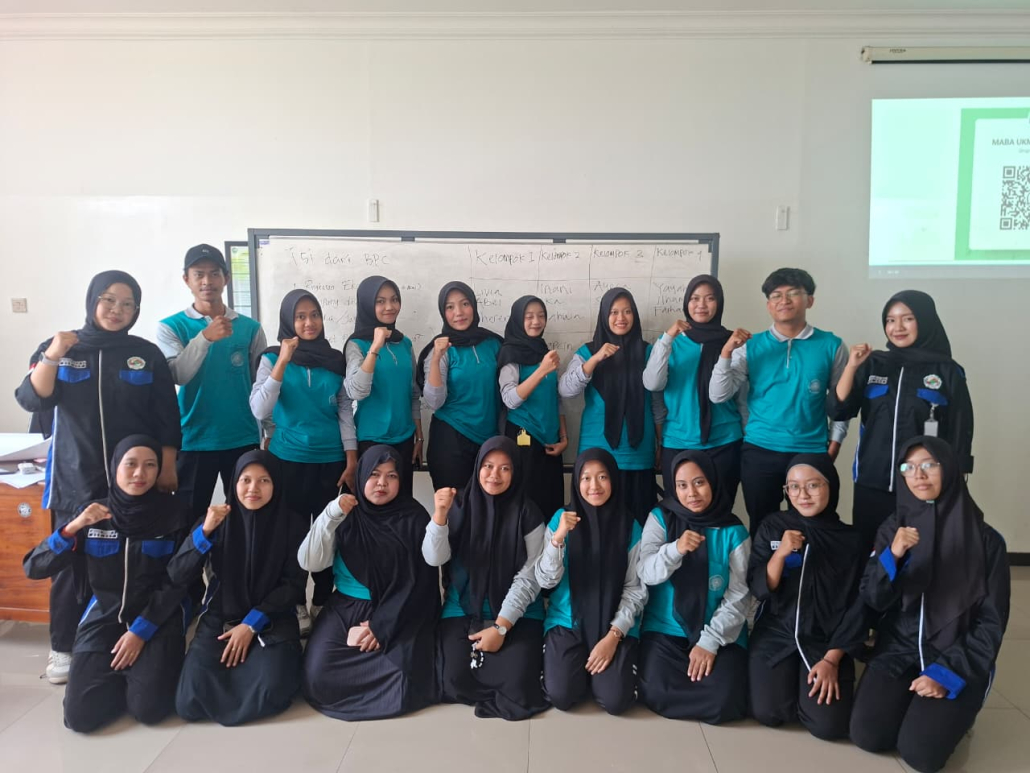 Peserta Master Maba UNISMA 2026 Olahraga dan Kewirausahaan belajar Business Plan bersama UKM KOPMA Ilham Ramadhan di Gedung Usman bin Affan.