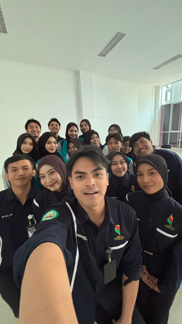 Pengurus UKM Korps Protokoler Mahasiswa dan mahasiswa baru berfoto wefie pada Master Maba UNISMA 2026 Keindonesiaan dan Keilmiahan.