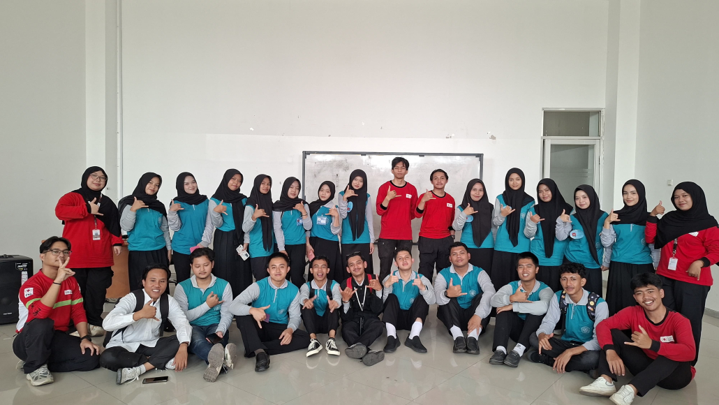 Pengurus UKM KSR-PMI berseragam merah dan mahasiswa baru berfoto bersama pada Master Maba UNISMA 2026 Olahraga dan Kewirausahaan serta Kemanusiaan.
