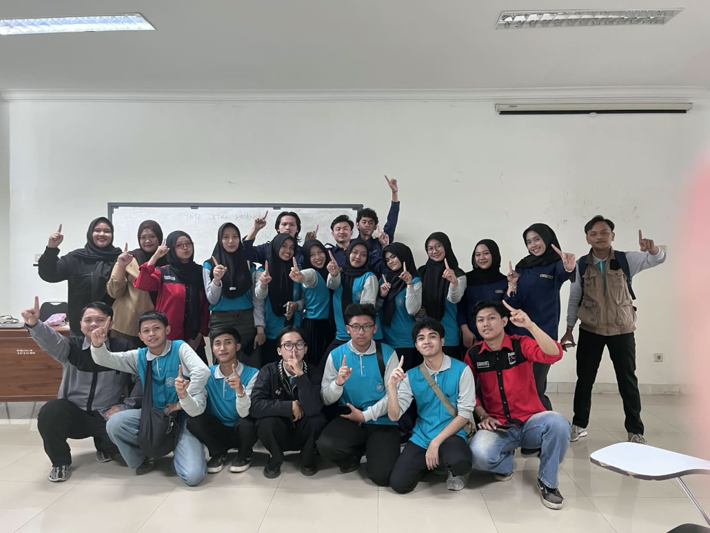 Peserta Master Maba UNISMA 2026 Bidang Keagamaan dan Seni belajar tata letak panggung bersama UKM Komunitas Teater.