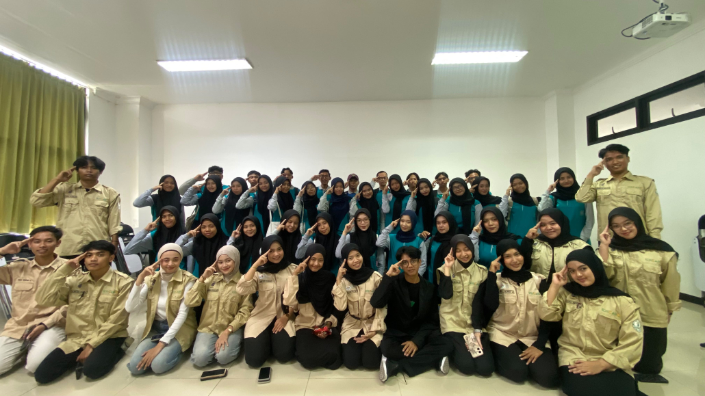 Pengurus UKM Kreasi dan puluhan mahasiswa baru berpose cendekia pada pelaksanaan Master Maba UNISMA 2026 Keindonesiaan dan Keilmiahan.