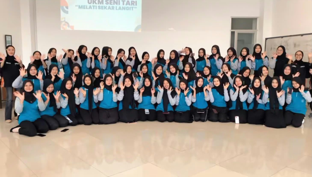 Puluhan mahasiswi baru mengikuti Master Maba UNISMA 2026 Bidang Keagamaan dan Seni bersama UKM Seni Tari Melati Sekar Langit.