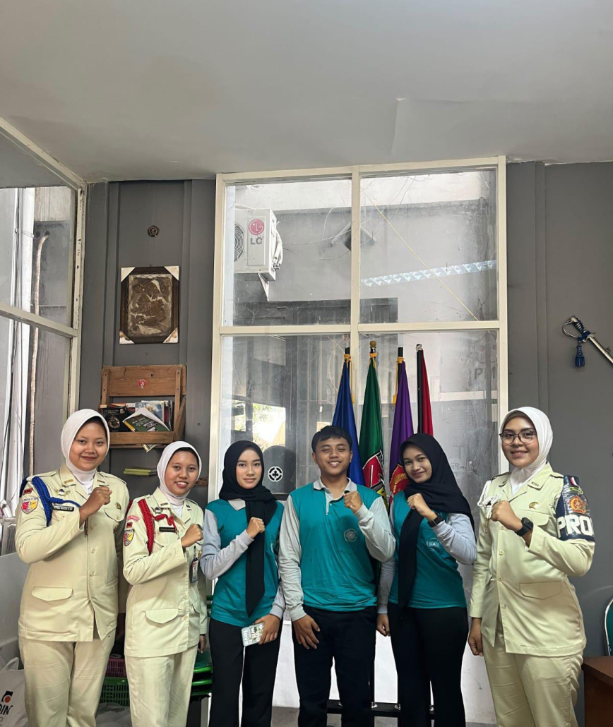 Personel UKM Resimen Mahasiswa berseragam dinas berfoto bersama mahasiswa baru pada Master Maba UNISMA 2026 Keindonesiaan dan Keilmiahan.