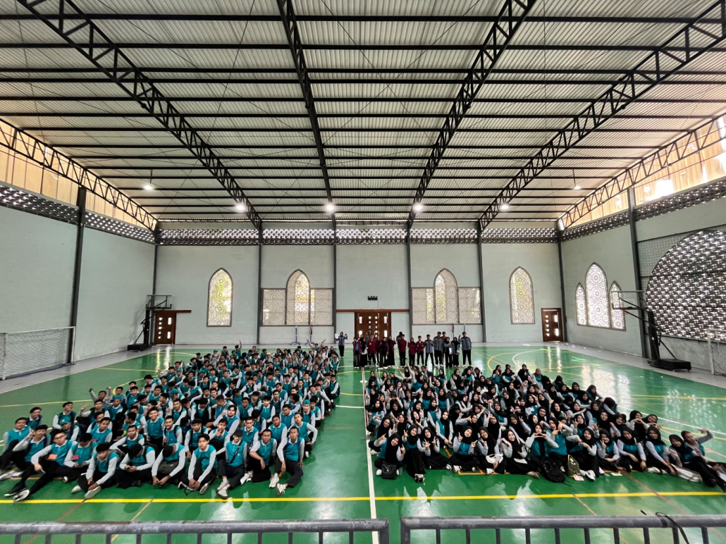 Ratusan mahasiswa baru peserta Master Maba UNISMA 2026 Olahraga dan Kewirausahaan berkumpul bersama UKM Olahraga di lapangan indoor UNISMA.