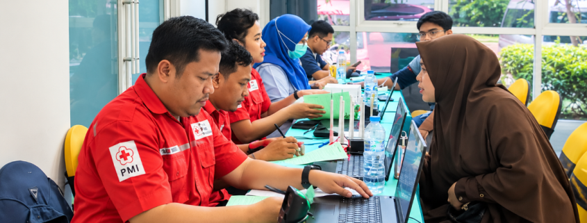 Petugas UDD PMI Kota Malang melakukan registrasi dan verifikasi data calon peserta Donor Darah UNISMA dan Bakti BCA.
