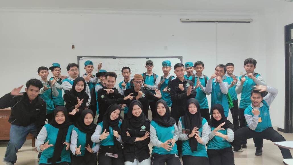 Mahasiswa baru memperagakan pose bela diri bersama pengurus UKM Pagar Nusa pada Master Maba UNISMA 2026 Olahraga dan Kewirausahaan.