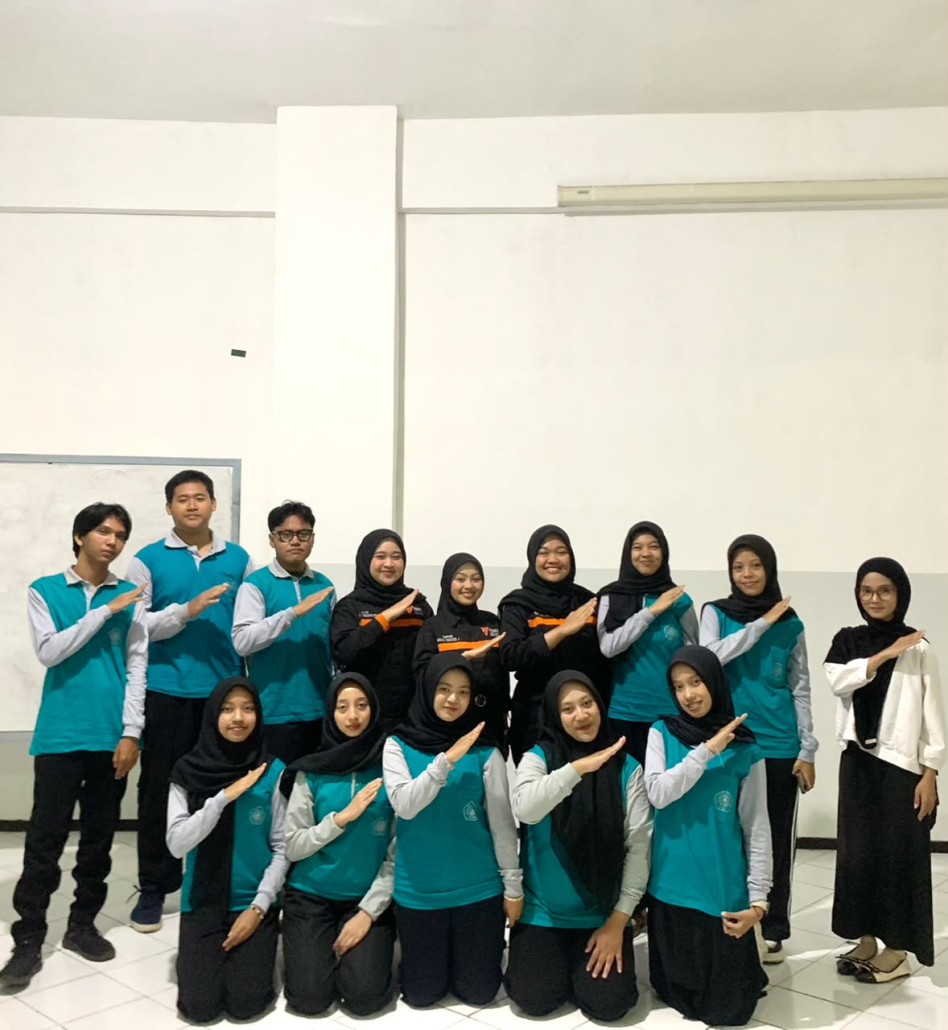 Fasilitator UKM PSM Bunga Almamater dan mahasiswa baru berpose kompak pada Master Maba UNISMA 2026 Bidang Keagamaan dan Seni.