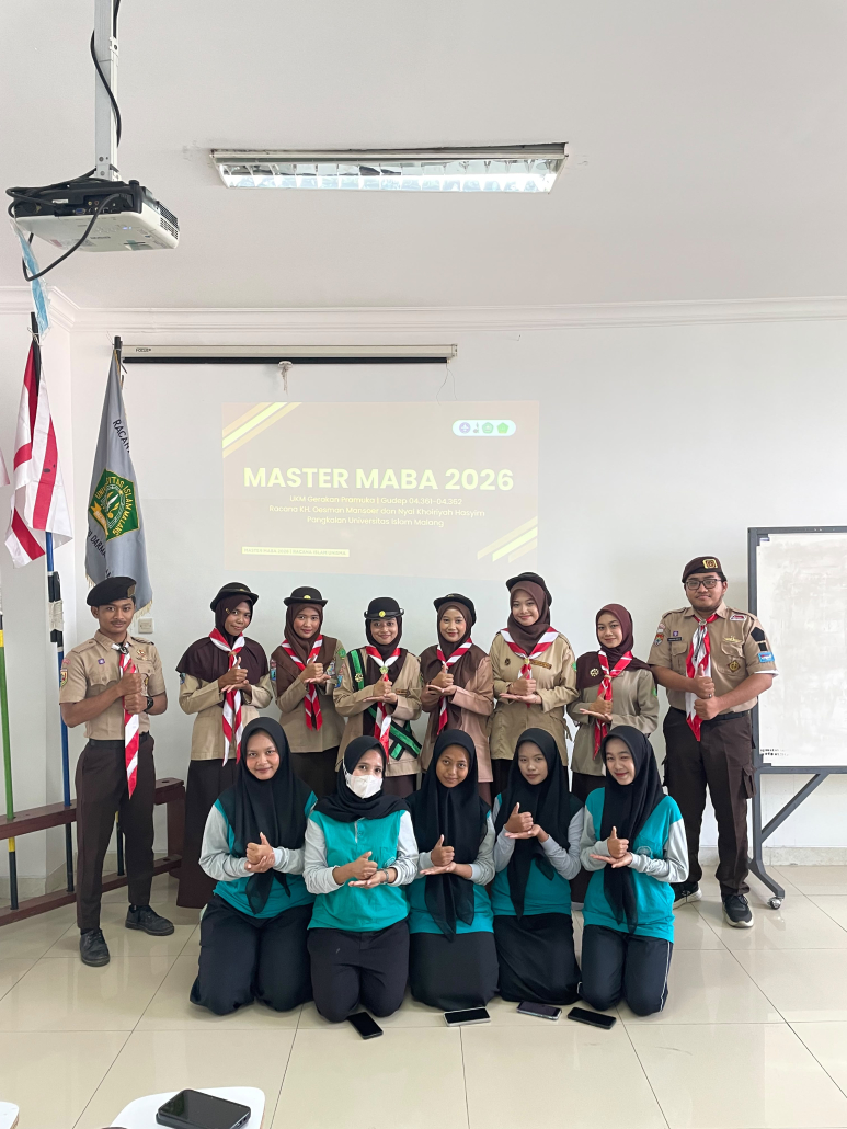 Anggota UKM Pramuka Racana KH Oesman Mansoer dan Nyai Khoiriyah Hasyim berfoto bersama mahasiswi baru pada Master Maba UNISMA 2026 Keindonesiaan dan Keilmiahan.