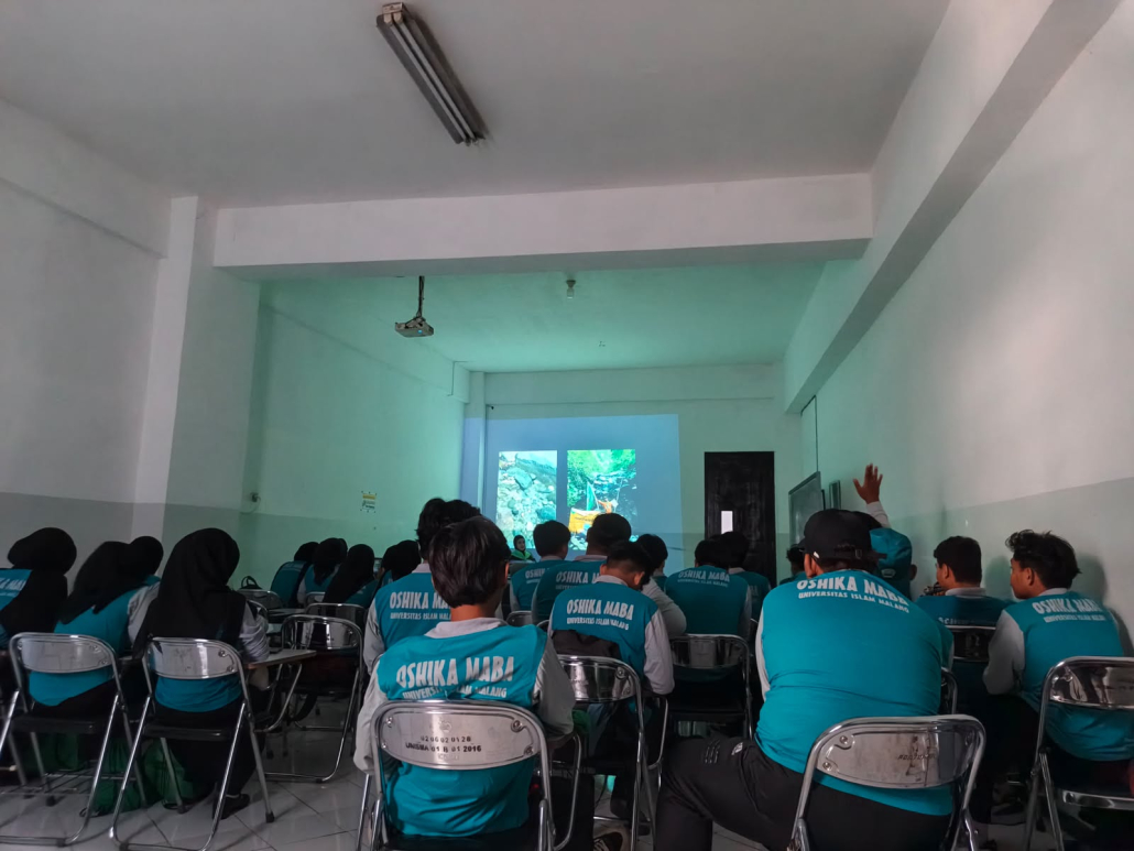 Mahasiswa baru berseragam Oshika Maba menyimak materi ekspedisi alam bersama UKM RPA pada Master Maba UNISMA 2026 Keindonesiaan dan Keilmiahan.
