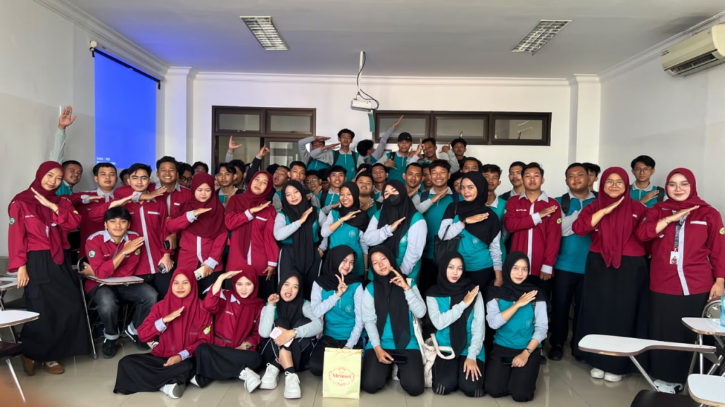 Pengurus UKM Seni Islami dan mahasiswa baru berfoto bersama pada Master Maba UNISMA 2026 Bidang Keagamaan dan Seni di Gedung Usman bin Affan