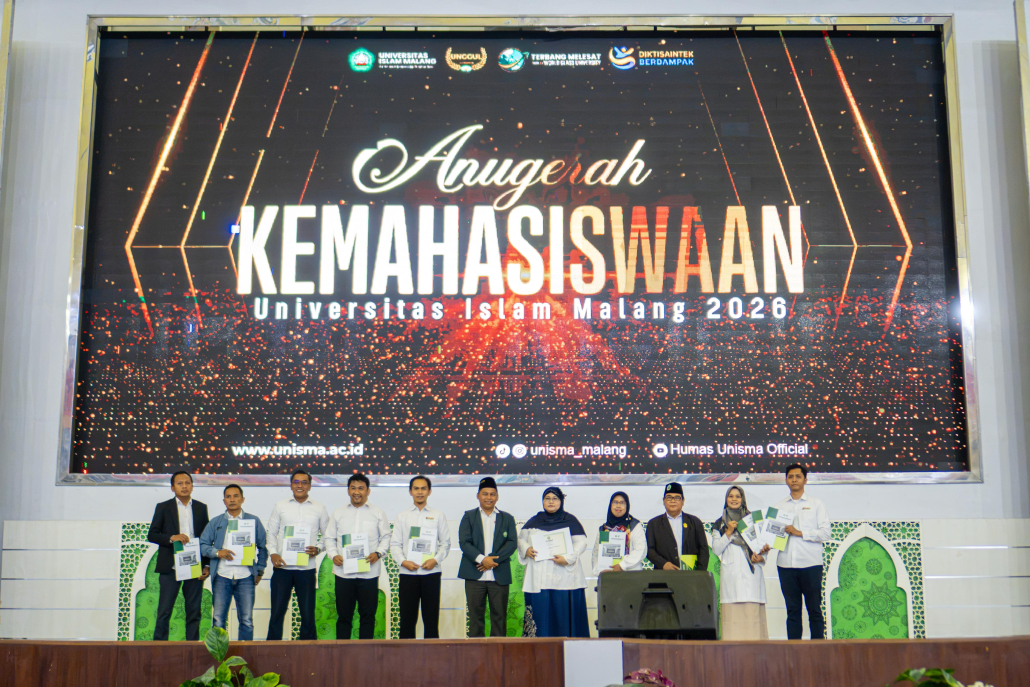 Barisan peserta Devile Mahasiswa UNISMA Berprestasi pada acara Anugerah Kemahasiswaan Universitas Islam Malang 2026 di Gedung Bundar.