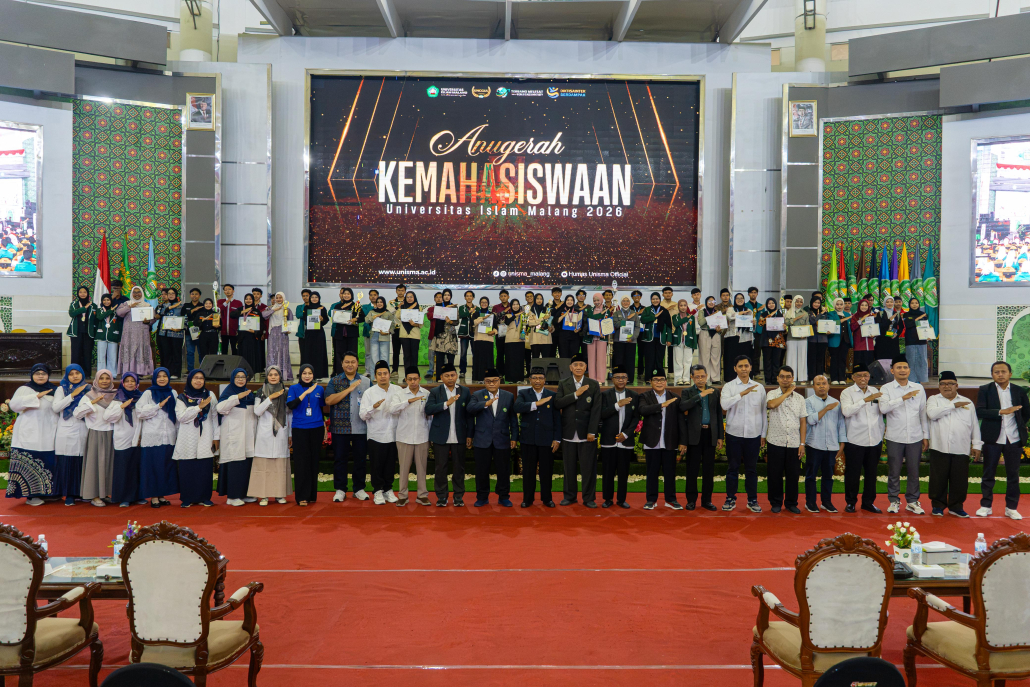 Barisan peserta Devile Mahasiswa UNISMA Berprestasi pada acara Anugerah Kemahasiswaan Universitas Islam Malang 2026 di Gedung Bundar.