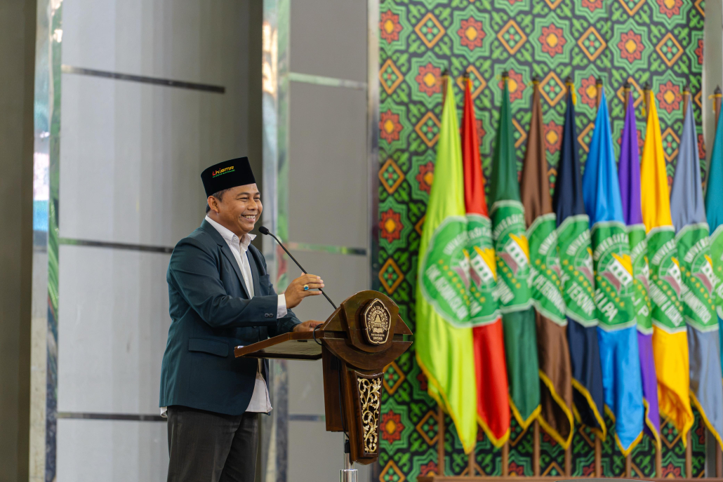 Wakil Rektor 3 UNISMA Dr. H. Muhammad Yunus, S.Pd., M.Pd. menyampaikan laporan prestasi mahasiswa pada Pembukaan Master Maba UNISMA 2026.