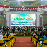 Barisan peserta Devile Mahasiswa UNISMA Berprestasi pada acara Anugerah Kemahasiswaan Universitas Islam Malang 2026 di Gedung Bundar.