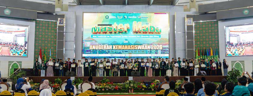 Barisan peserta Devile Mahasiswa UNISMA Berprestasi pada acara Anugerah Kemahasiswaan Universitas Islam Malang 2026 di Gedung Bundar.