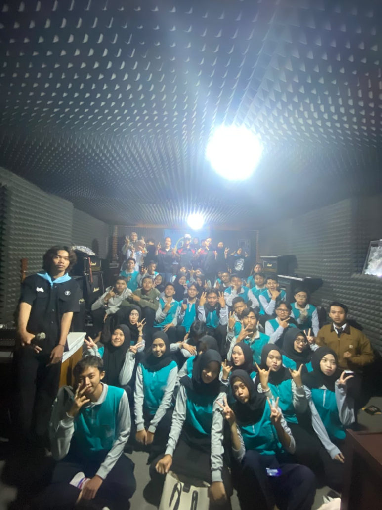 Mahasiswa baru peserta Master Maba UNISMA 2026 Bidang Keagamaan dan Seni berfoto di dalam studio UKM Musik Gaung 193.