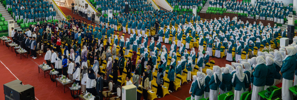 Ribuan mahasiswa baru dan sivitas akademika berdiri khidmat mengikuti Pembukaan Master Maba UNISMA 2026 di Gedung Bundar Al-Asy'ari Kota Malang.